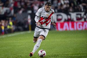 j9-世体：巴萨更衣室对巴列卡诺右后卫拉蒂乌给予很高评价