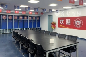 苏媒：苏州队球员赛后打扫干净客队更衣室，留下明信片感谢南京