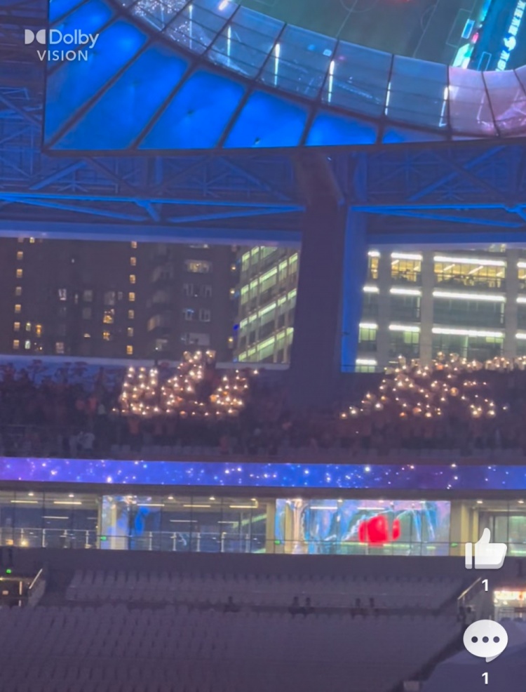 j9-热情山东！远征客场，泰山球迷用闪光灯拼出“山东”二字支持球队