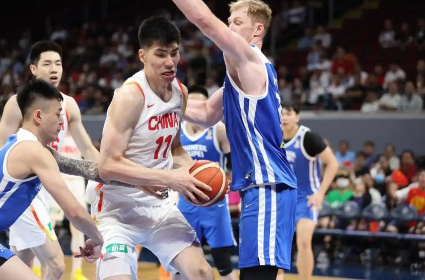 j9-100-93！中国男篮又大逆转，央视解说员点名表扬4人，成赢球功臣